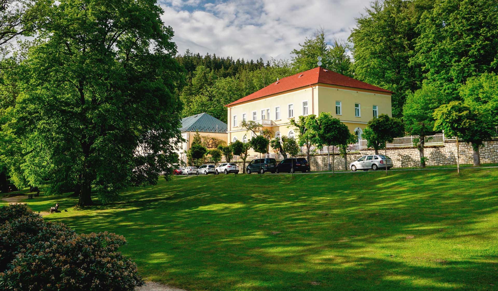 Prosluněné lázeňské centrum na svazích Slavkovského lesa